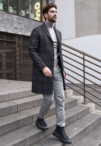 Wie dunkelgrauen Mantel mit schwarzer Lederfreizeitstiefel zu kombinieren – 47 Smart-Casual Herren Outfits: Paaren Sie einen dunkelgrauen Mantel mit einer grauen Chinohose für einen für die Arbeit geeigneten Look. Vervollständigen Sie Ihr Look mit einer schwarzen Lederfreizeitstiefeln.