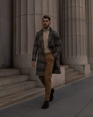 Braune Wildlederfreizeitstiefel kombinieren – 593+ Herren Outfits: Kombinieren Sie einen dunkelgrauen Mantel mit Schottenmuster mit einer beige Chinohose, wenn Sie einen gepflegten und stylischen Look wollen. Ergänzen Sie Ihr Look mit einer braunen Wildlederfreizeitstiefeln.