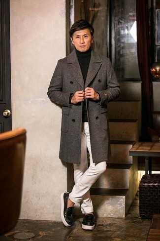 Welche Rollkragenpullover mit grauen Mantels zu tragen – 346 Smart-Casual Herren Outfits: Tragen Sie einen grauen Mantel und einen Rollkragenpullover, um einen eleganten, aber nicht zu festlichen Look zu kreieren. Fügen Sie schwarzen Leder Slipper für ein unmittelbares Style-Upgrade zu Ihrem Look hinzu.