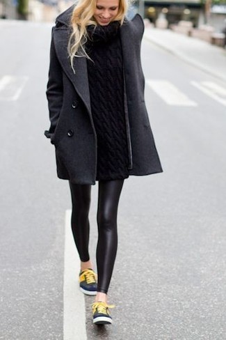 dunkelgrauer Mantel, schwarzer Strick Rollkragenpullover, schwarze Lederleggings, dunkelblaue niedrige Sneakers für Damen