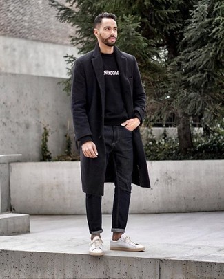 Schwarzes Sweatshirts kombinieren – 212 Herren Outfits: Entscheiden Sie sich für ein schwarzes Sweatshirts und dunkelgrauen Jeans für ein Alltagsoutfit, das Charakter und Persönlichkeit ausstrahlt. Dieses Outfit passt hervorragend zusammen mit weißen Leder niedrigen Sneakers.