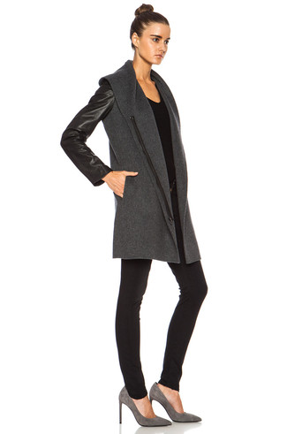 20 Jährige: Dunkelgraue Leder Oberbekleidung kombinieren – 4 Damen Outfits: Probieren Sie die Kombi aus einer dunkelgrauen Leder Oberbekleidung und schwarzen engen Jeans, um ein legeres Outfit zu erzielen. Vervollständigen Sie Ihr Look mit grauen Wildleder Pumps.