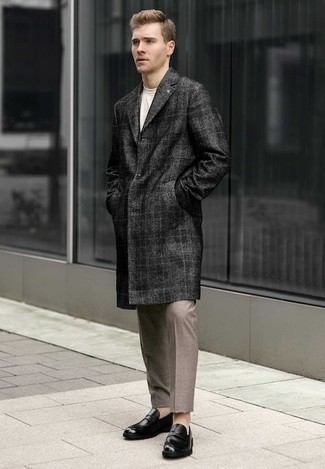 Wie dunkelgrauen Mantel mit schwarzer Leder Slipper zu kombinieren – 55 Herren Outfits kalt Wetter: Kombinieren Sie einen dunkelgrauen Mantel mit einer beige Chinohose, um einen modischen Freizeitlook zu kreieren. Wählen Sie schwarzen Leder Slipper, um Ihr Modebewusstsein zu zeigen.