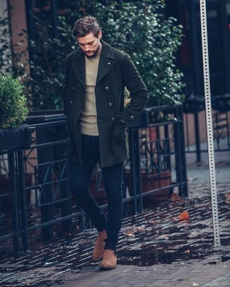 Olivgrünen Mantel kombinieren – 298 Herren Outfits kühl Wetter: Vereinigen Sie einen olivgrünen Mantel mit dunkelblauen Jeans für Ihren Bürojob. Setzen Sie bei den Schuhen auf die klassische Variante mit beige Chelsea Boots aus Wildleder.