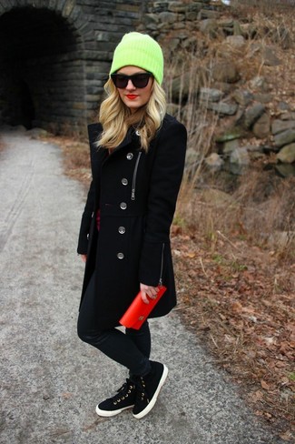 schwarzer Mantel, schwarze enge Hose aus Leder, schwarze hohe Sneakers aus Wildleder, rote Leder Umhängetasche für Damen