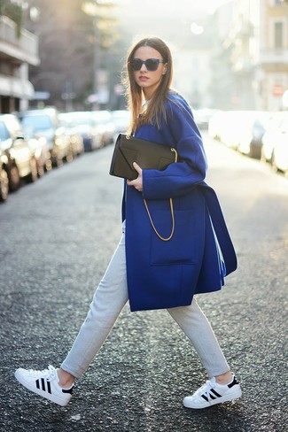 Blauen Mantel kombinieren – 189 Damen Outfits: Wenn Sie einen zeitgenössischen, lockeren Look kreieren möchten, bleiben ein blauer Mantel und eine graue enge Hose ein ewiger Klassiker. Suchen Sie nach leichtem Schuhwerk? Entscheiden Sie sich für weißen und schwarzen niedrige Sneakers für den Tag.