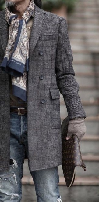 Rotbraune Leder Clutch Handtasche kombinieren – 283 Herren Outfits: Vereinigen Sie einen dunkelgrauen Mantel mit Schottenmuster mit einer rotbraunen Leder Clutch Handtasche für einen entspannten Wochenend-Look.