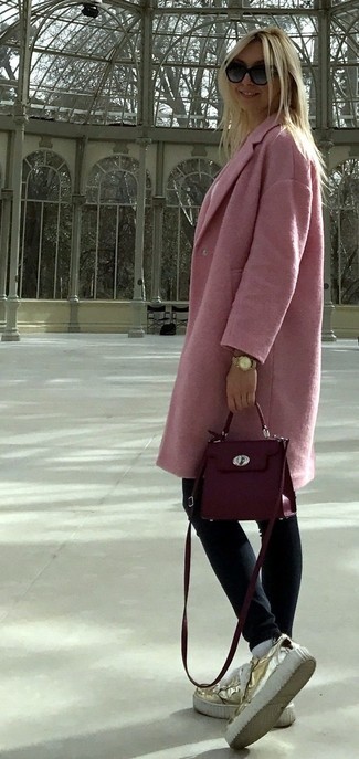 Rosa Mantel kombinieren – 153 Damen Outfits: Ein rosa Mantel und dunkelblaue enge Jeans sind absolut Freizeit-Must-Haves und können mit einer Vielzahl von Stücken gepaart werden. Goldene Leder plateau Slippers fügen sich nahtlos in einer Vielzahl von Outfits ein.