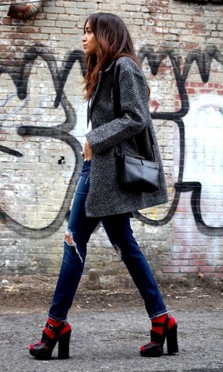 Um einen unkompliziertfen aber stylischen Freizeit-Look zu kreieren, entscheiden Sie sich für einen dunkelgrauen Mantel und blauen enge Jeans mit Destroyed-Effekten. Ergänzen Sie Ihr Look mit schwarzen klobigen leder sandaletten.