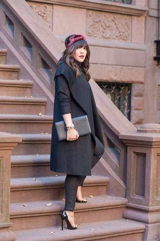 Dunkelroten Schal kombinieren – 176 Damen Outfits: Entscheiden Sie sich für einen schwarzen Mantel und einen dunkelroten Schal, um einen tollen super lässigen Alltags-Look zu zaubern. Schwarze Leder Sandaletten sind eine gute Wahl, um dieses Outfit zu vervollständigen.