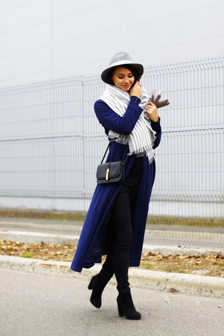 Blauen Mantel kombinieren – 189 Damen Outfits: Kombinieren Sie einen blauen Mantel mit schwarzen engen Jeans, um einen stylischen Freizeit-Look zu erreichen. Schwarze Wildleder Stiefeletten sind eine perfekte Wahl, um dieses Outfit zu vervollständigen.