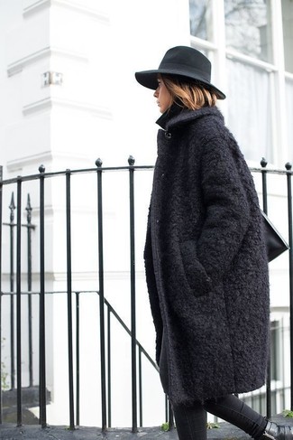 Hut kombinieren – 60 Elegante Damen Outfits kalt Wetter: Ein schwarzer Mantel aus Bouclé und ein Hut sind Freizeit-Essentials, die sich einfach kombinieren lassen. Schwarze Leder Stiefeletten sind eine großartige Wahl, um dieses Outfit zu vervollständigen.