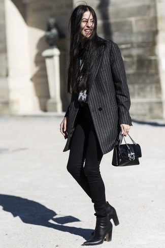 Schwarze und weiße Leder Stiefeletten kombinieren – 500+ Damen Outfits: Um einen Alltags-Look zu erzeugen, können Sie einen dunkelgrauen vertikal gestreiften Mantel und schwarzen enge Jeans kombinieren. Schwarze und weiße Leder Stiefeletten sind eine ideale Wahl, um dieses Outfit zu vervollständigen.