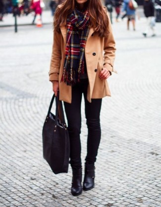 Dunkelroten Schal kombinieren – 176 Damen Outfits: Vereinigen Sie einen beige Mantel mit einem dunkelroten Schal, um einen schönen lockeren Trend-Look zu erzeugen. Ergänzen Sie Ihr Look mit schwarzen Leder Stiefeletten.