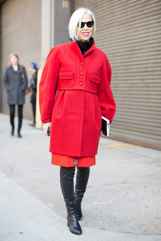 Stehen Sie für einen edlen Freizeit-Look zu jeder Zeit mit einem roten Mantel und einem roten Etuikleid. Ergänzen Sie Ihr Look mit schwarzen kniehohe stiefeln aus leder.