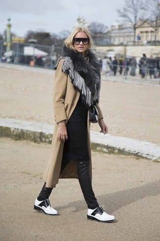 Elegante kühl Wetter Outfits Damen 2024: Probieren Sie die Paarung aus einem beige Mantel und einer schwarzen enger Hose aus Leder, um einen stylischen Freizeitlook zu erhalten. Vervollständigen Sie Ihr Look mit weißen und schwarzen leder oxford schuhen.