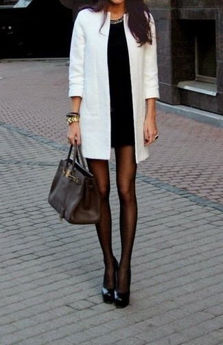 weißer Mantel, schwarzes figurbetontes Kleid, schwarze Leder Pumps, dunkelbraune Shopper Tasche aus Leder für Damen