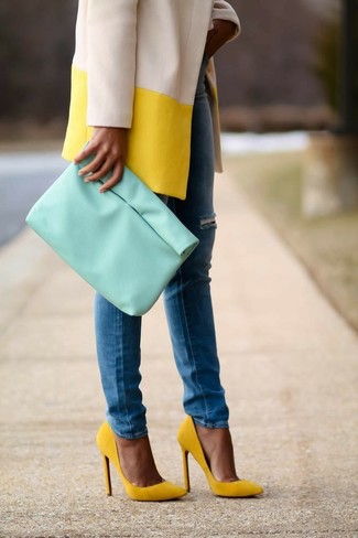 Goldenen Mantel kombinieren – 80 Damen Outfits: Diese Kombination aus einem goldenen Mantel und blauen engen Jeans schafft die gelungene Balance zwischen geradlinigem Trend-Look und modischem Schick. Gelbe Wildleder Pumps sind eine perfekte Wahl, um dieses Outfit zu vervollständigen.