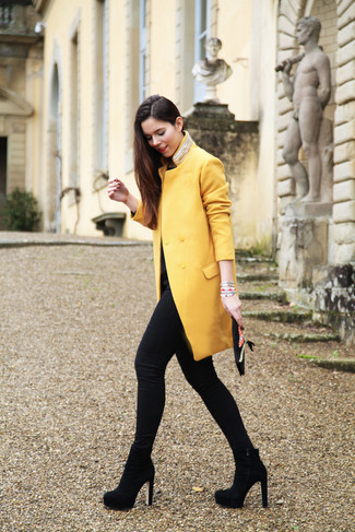 Gelbe Oberbekleidung kombinieren – 163 Damen Outfits: Beherrschen Sie den glamurösen Casual-Look mit einer gelben Oberbekleidung und schwarzen engen Jeans. Schwarze Wildleder Stiefeletten sind eine großartige Wahl, um dieses Outfit zu vervollständigen.