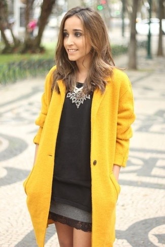 Gelbe Oberbekleidung kombinieren – 163 Damen Outfits: Probieren Sie die Kombi aus einer gelben Oberbekleidung und einem grauen Wollminirock, um ein frischen Freizeit-Outfit zu erhalten.