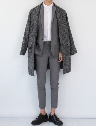 Grauen Mantel kombinieren – 243 Elegante Herbst Herren Outfits: Vereinigen Sie einen grauen Mantel mit einem grauen Anzug für eine klassischen und verfeinerte Silhouette. Schwarze klobige Leder Derby Schuhe verleihen einem klassischen Look eine neue Dimension. Ein tolles Outfit für den Herbst.