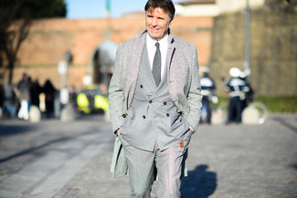 Mantel mit Fischgrätenmuster kombinieren – 236 Herren Outfits: Paaren Sie einen Mantel mit Fischgrätenmuster mit einem grauen Anzug für einen stilvollen, eleganten Look.