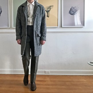 30 Jährige: Dunkelgraue Anzughose kombinieren – 500+ Herren Outfits: Tragen Sie einen grauen Mantel mit Fischgrätenmuster und eine dunkelgraue Anzughose, um vor Klasse und Perfektion zu strotzen. Bringen Sie die Dinge durcheinander, indem Sie dunkelbraunen Chelsea Boots aus Leder mit diesem Outfit tragen.
