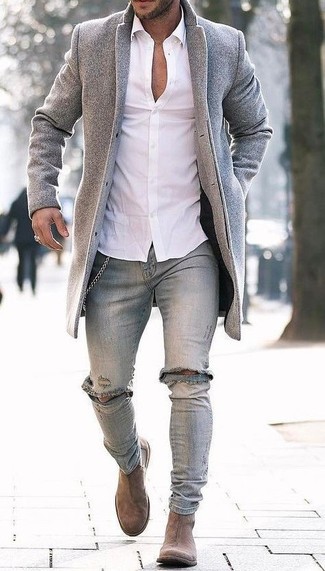 30 Jährige: Beige Chelsea Boots kombinieren – 110 Herren Outfits kalt Wetter: Entscheiden Sie sich für einen grauen Mantel und grauen enge Jeans mit Destroyed-Effekten für ein Alltagsoutfit, das Charakter und Persönlichkeit ausstrahlt. Putzen Sie Ihr Outfit mit beige Chelsea Boots.
