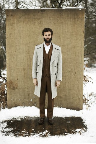 grauer Mantel, brauner Wolldreiteiler, weißes Businesshemd, braune Leder Oxford Schuhe für Herren