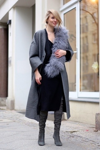 Grauen Pelzschal kombinieren – 13 Damen Outfits: Um einen lässigen Look zu schaffen, sind ein grauer Mantel und ein grauer Pelzschal ganz besonders gut geeignet. Entscheiden Sie sich für grauen Overknee Stiefel aus Wildleder, um Ihr Modebewusstsein zu zeigen.
