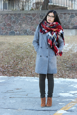 grauer Mantel, dunkelgraue Jeans, braune Schnürstiefeletten aus Wildleder, roter Schal mit Schottenmuster für Damen