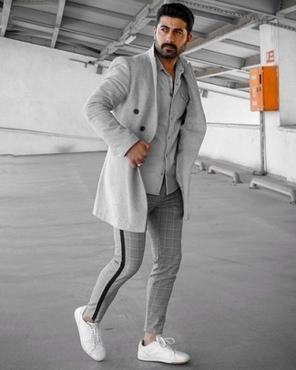 Weiße und rote Schuhe kombinieren – 500+ Herren Outfits kalt Wetter: Entscheiden Sie sich für einen grauen Mantel und eine graue Chinohose mit Schottenmuster für Ihren Bürojob. Wählen Sie die legere Option mit weißen Leder niedrigen Sneakers.