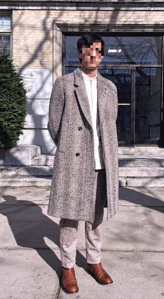 Graue Wollchinohose kombinieren – 133 Herren Outfits kühl Wetter: Kombinieren Sie einen grauen Mantel mit Fischgrätenmuster mit einer grauen Wollchinohose für Ihren Bürojob. Putzen Sie Ihr Outfit mit braunen Chelsea Boots aus Leder.
