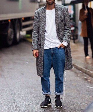 20 Jährige: Schwarze Sportschuhe kombinieren – 69 Herren Outfits kühl Wetter: Vereinigen Sie einen grauen Mantel mit Fischgrätenmuster mit blauen Jeans für einen für die Arbeit geeigneten Look. Fühlen Sie sich ideenreich? Vervollständigen Sie Ihr Outfit mit schwarzen Sportschuhen.