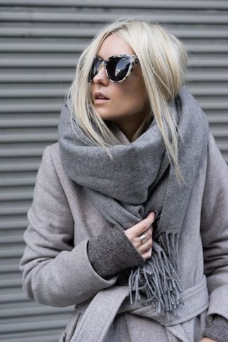30 Jährige: Grauen Oversize Pullover kombinieren – 15 Smart-Casual Damen Outfits kühl Wetter: Entscheiden Sie sich für einen grauen Oversize Pullover und einen grauen Mantel, um ein stylisches, entspanntes Outfit zu erhalten.