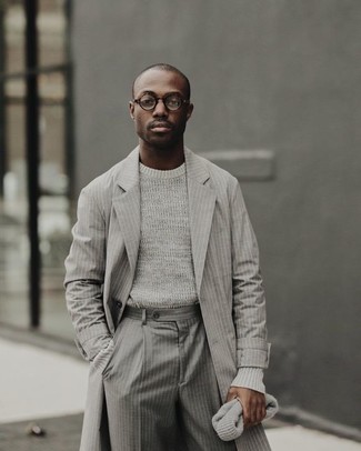 20 Jährige: Wie grauen Pullover mit einem Rundhalsausschnitt mit grauer Anzughose zu kombinieren – 8 Herren Outfits: Entscheiden Sie sich für einen grauen Pullover mit einem Rundhalsausschnitt und eine graue Anzughose für einen für die Arbeit geeigneten Look.