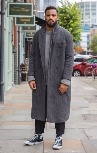 grauer Mantel, grauer Pullover mit einem Rundhalsausschnitt, schwarze Chinohose, schwarze und weiße hohe Sneakers aus Segeltuch für Herren