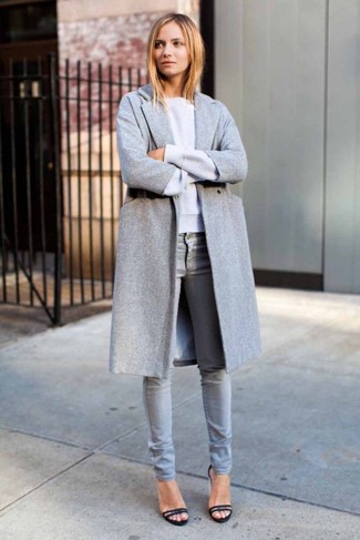 Welche Jeans mit grauen Pullovers mit einem Rundhalsausschnitt zu tragen – 128 Damen Outfits kühl Wetter: Perfektionieren Sie den stylischen Casual-Look mit einem grauen Pullover mit einem Rundhalsausschnitt und Jeans. Schwarze Wildleder Sandaletten sind eine perfekte Wahl, um dieses Outfit zu vervollständigen.