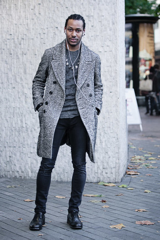 grauer Mantel mit Fischgrätenmuster, grauer Pullover mit einem Rundhalsausschnitt, schwarze enge Jeans mit Destroyed-Effekten, schwarze Brogue Stiefel aus Leder für Herren