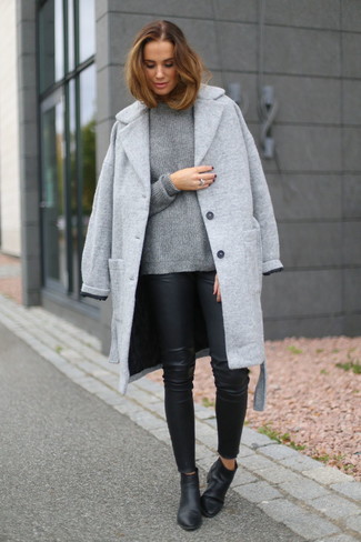 grauer Mantel, grauer Pullover mit einem Rundhalsausschnitt, schwarze Lederleggings, schwarze Leder Stiefeletten für Damen