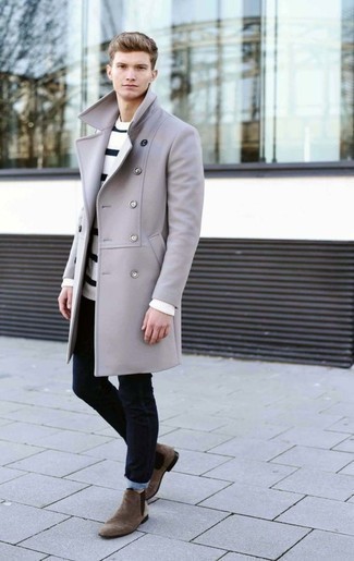 Weißen Pullover mit einem Rundhalsausschnitt kombinieren – 304 Smart-Casual Herren Outfits: Entscheiden Sie sich für einen weißen Pullover mit einem Rundhalsausschnitt und dunkelblauen Jeans für einen bequemen Alltags-Look. Putzen Sie Ihr Outfit mit braunen Chelsea Boots aus Wildleder.