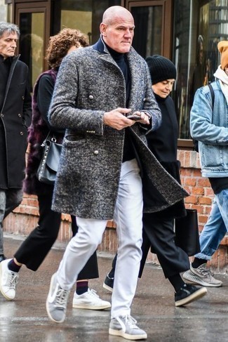 Grauen Mantel mit Fischgrätenmuster kombinieren – 164 Herren Outfits: Kombinieren Sie einen grauen Mantel mit Fischgrätenmuster mit weißen Jeans, wenn Sie einen gepflegten und stylischen Look wollen. Suchen Sie nach leichtem Schuhwerk? Komplettieren Sie Ihr Outfit mit grauen Segeltuch niedrigen Sneakers für den Tag.