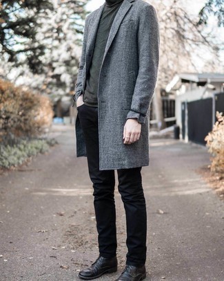Schwarze Lederfreizeitstiefel kombinieren – 500+ Herren Outfits: Kombinieren Sie einen grauen Mantel mit schwarzen Jeans für einen für die Arbeit geeigneten Look. Eine schwarze Lederfreizeitstiefel sind eine perfekte Wahl, um dieses Outfit zu vervollständigen.