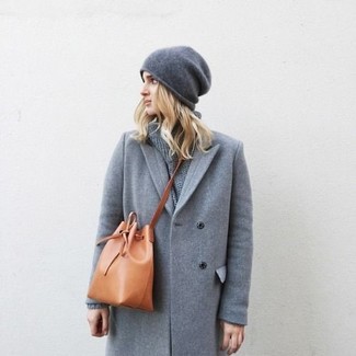 Graue Mütze kombinieren – 163 Damen Outfits: Entscheiden Sie sich für einen stilvollen lässigen Look in einem grauen Mantel und einer grauen Mütze.