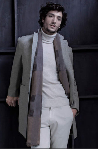 Dunkelgrauen Schal kombinieren – 390 Smart-Casual Herren Outfits: Entscheiden Sie sich für Komfort in einem grauen Mantel und einem dunkelgrauen Schal.