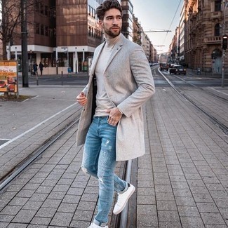 Mantel kombinieren – 500+ Casual Herren Outfits kalt Wetter: Kombinieren Sie einen Mantel mit hellblauen Jeans mit Destroyed-Effekten, um einen lockeren, aber dennoch stylischen Look zu erhalten. Vervollständigen Sie Ihr Look mit weißen und schwarzen Segeltuch niedrigen Sneakers.
