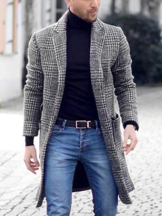 grauer Mantel mit Hahnentritt-Muster, schwarzer Rollkragenpullover, blaue enge Jeans, schwarzer Ledergürtel für Herren