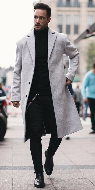 Schwarze Chelsea Boots aus Leder kombinieren – 438 Smart-Casual Herren Outfits kalt Wetter: Vereinigen Sie einen grauen Mantel mit schwarzen engen Jeans, um mühelos alles zu meistern, was auch immer der Tag bringen mag. Schwarze Chelsea Boots aus Leder sind eine einfache Möglichkeit, Ihren Look aufzuwerten.