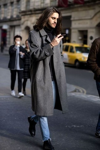 Hellblaue Jeans kombinieren – 157 Smart-Casual Herren Outfits kühl Wetter: Kombinieren Sie einen grauen Mantel mit hellblauen Jeans für Ihren Bürojob. Fühlen Sie sich mutig? Entscheiden Sie sich für schwarzen Chelsea Boots aus Leder.