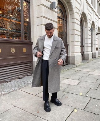 Schwarze klobige Leder Derby Schuhe kombinieren – 238 Herren Outfits: Kombinieren Sie einen grauen Mantel mit einer dunkelblauen Anzughose, um vor Klasse und Perfektion zu strotzen. Schwarze klobige Leder Derby Schuhe liefern einen wunderschönen Kontrast zu dem Rest des Looks.